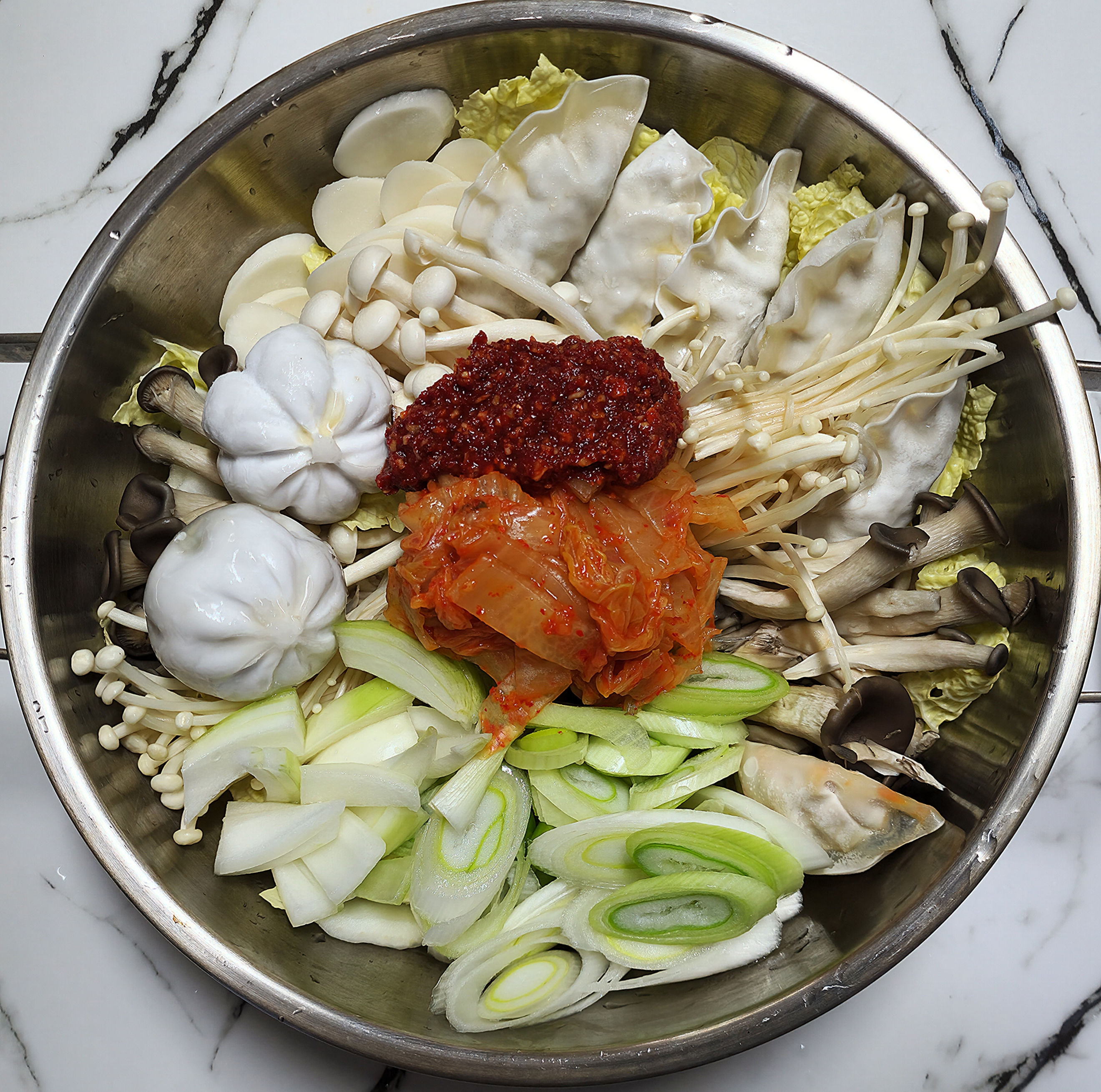 만두전골-육수-넣기-전-모습