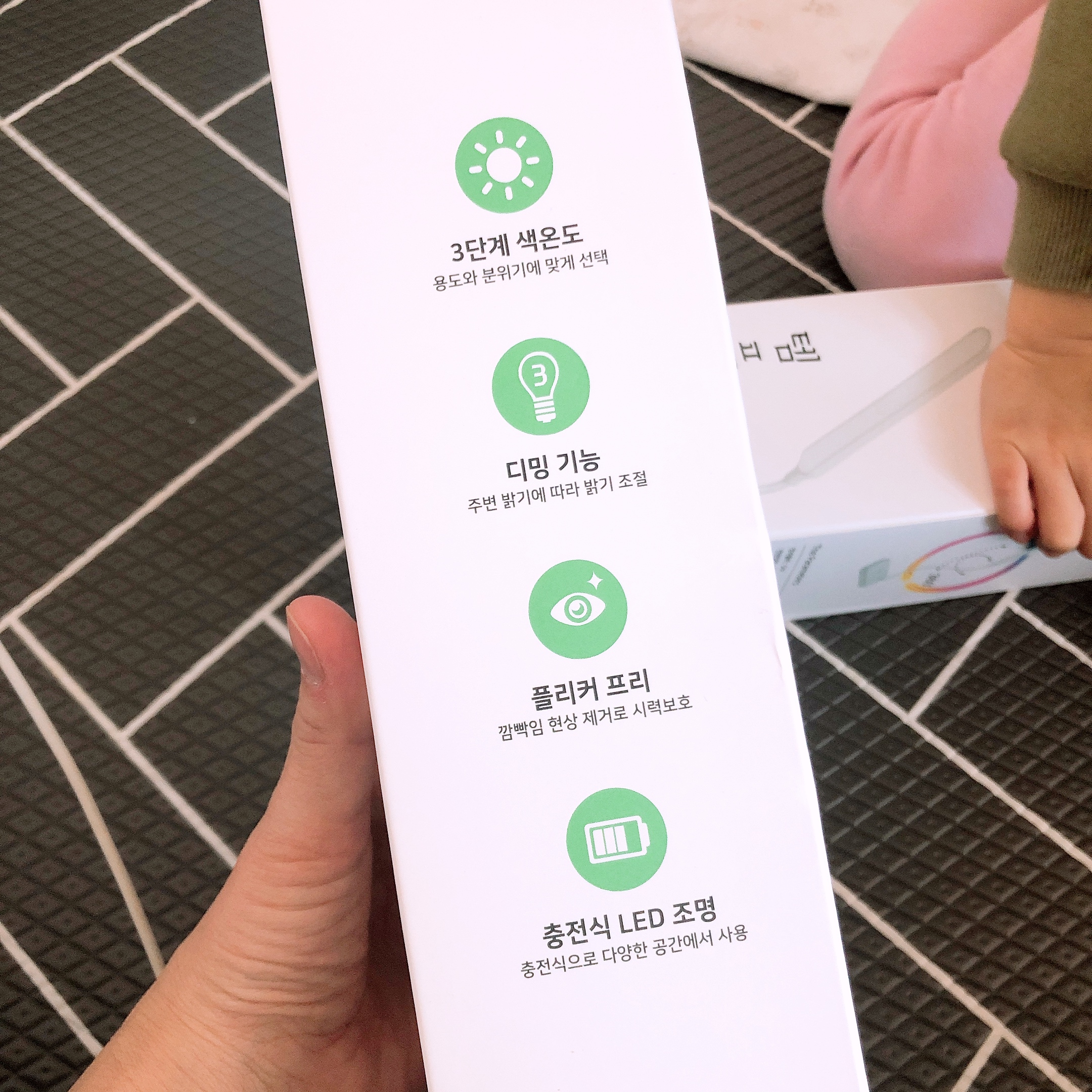 [타우스탠드DU-S7000]플렉시블 방향조절 색온도변경 밝기조절타이머 무선충전 심플하고 예쁜디자인 블루라이트 전자파동시차단 이케아 더좋은 LED스탠드 추천 2