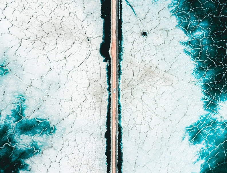 하늘에서 내려다 본 도로의 멋진 풍경 Aerial Photos Take Us Down Remote Roads Surrounded by Gorgeous Landscapes