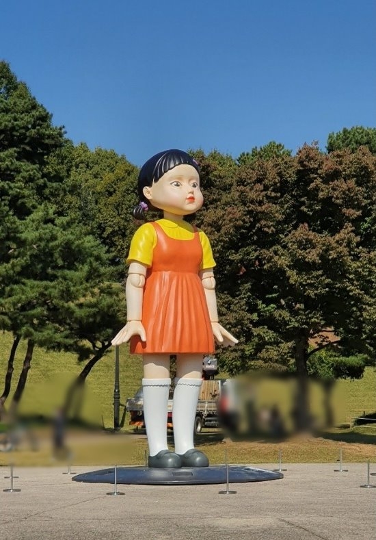  서울 올림픽공원에 설치된 넷플릭스 오징어 게임 술래 인형 영희