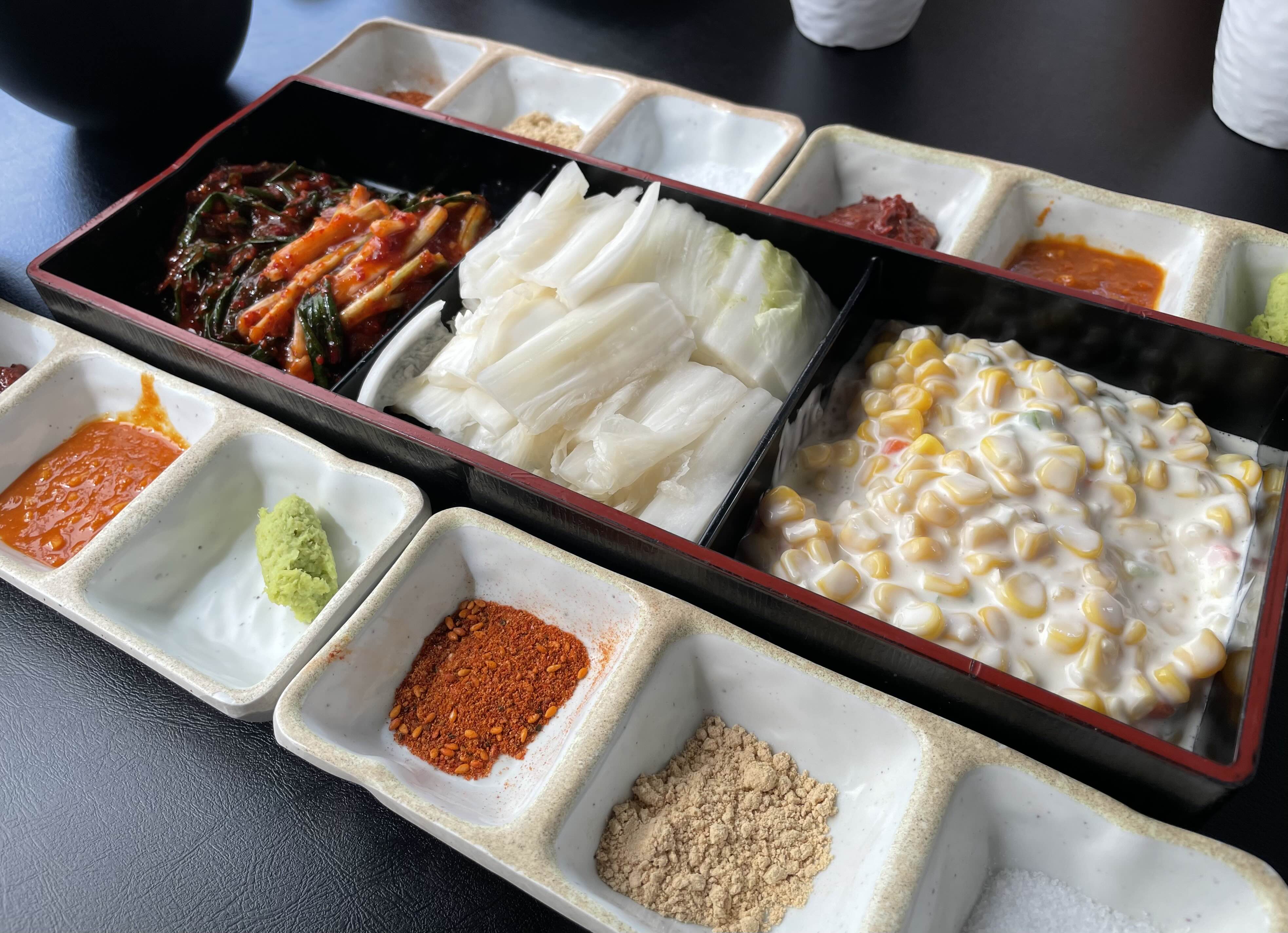 정갈하게 세팅된 밑반찬들