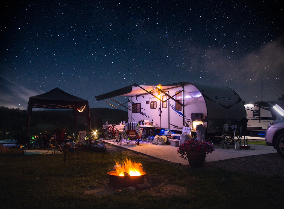 '캠핑카' (camper)