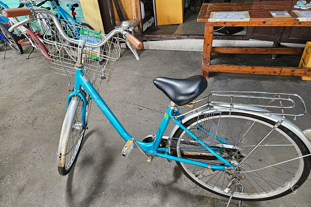 하늘색 프레임의 자전거