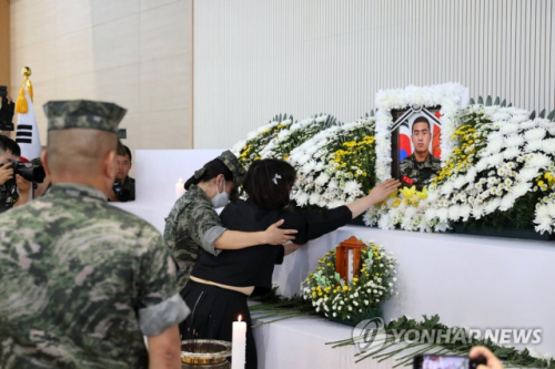  해병대 채수근 상병 빈소에서 이어지는 유가족의 눈물...빈소에서 또 해병대의 어이없는 실수, 특전사와 비교되는 지휘 방식 논란