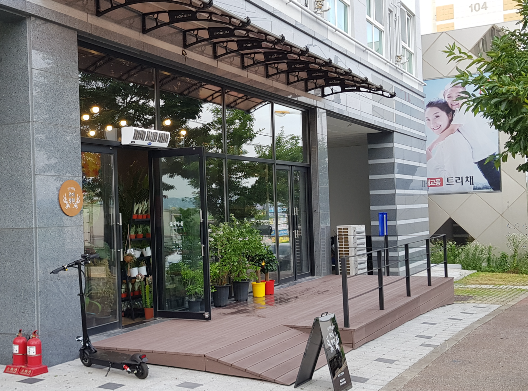  카페데크 자재는 물에 강한 인조목재로!!