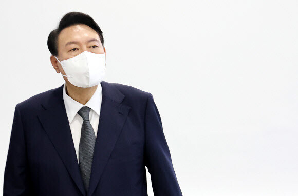  윤 대통령엔 "삼촌" 김 여사엔 "작은 엄마"..대통령실 행정관 됐다