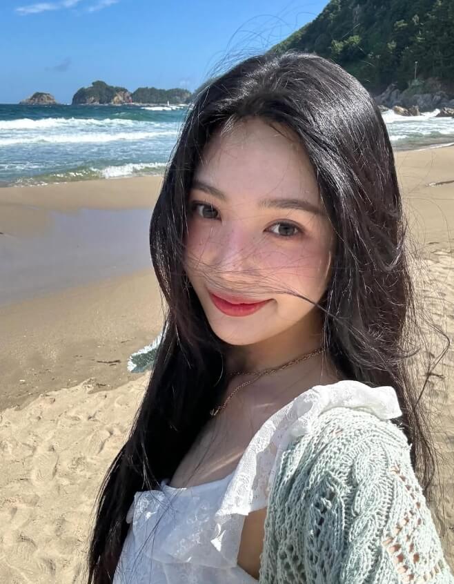 바닷가에-서있는-긴머리여성의모습