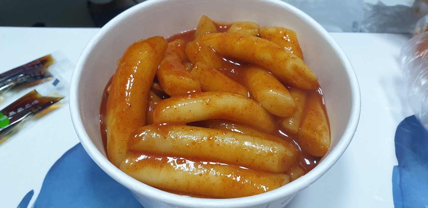  약간의 매콤함이 있는 홍샘떡볶이