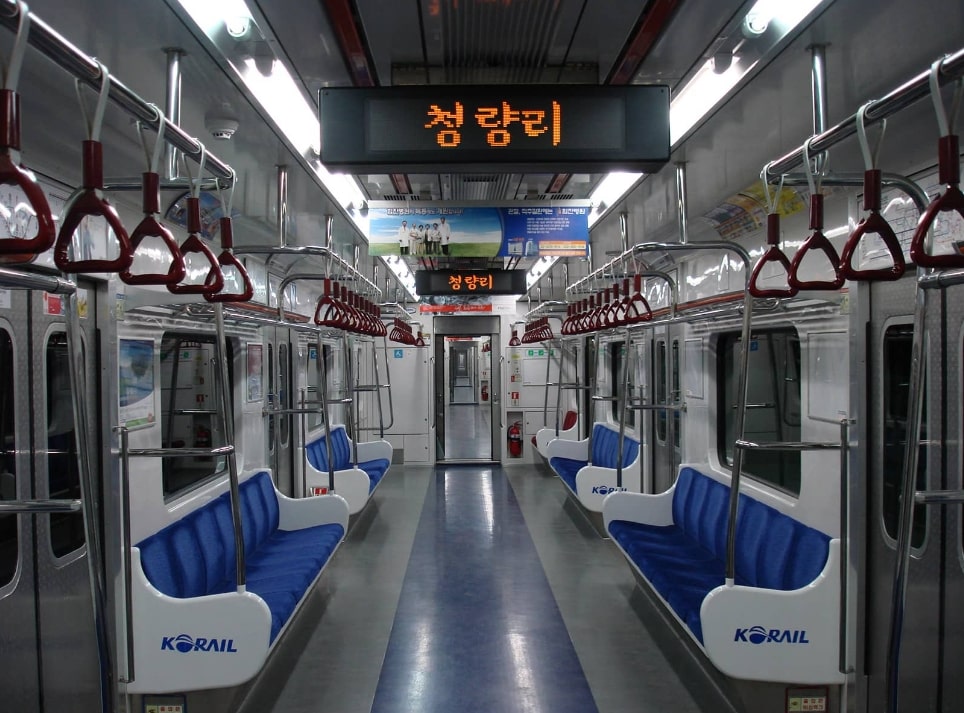 서울 지하철 내부 모습