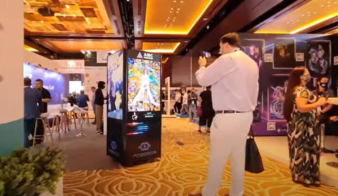  세계 최초 모바일 광고 로봇  VIDEO: World's Mobile Advertising Robot