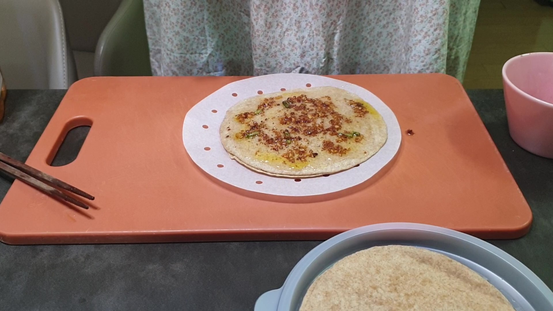 두번째 또띠아에 마늘 기름 바르기