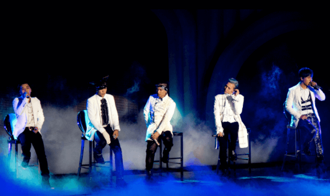 Korean K-POP group Bigbang's white clothes in concert