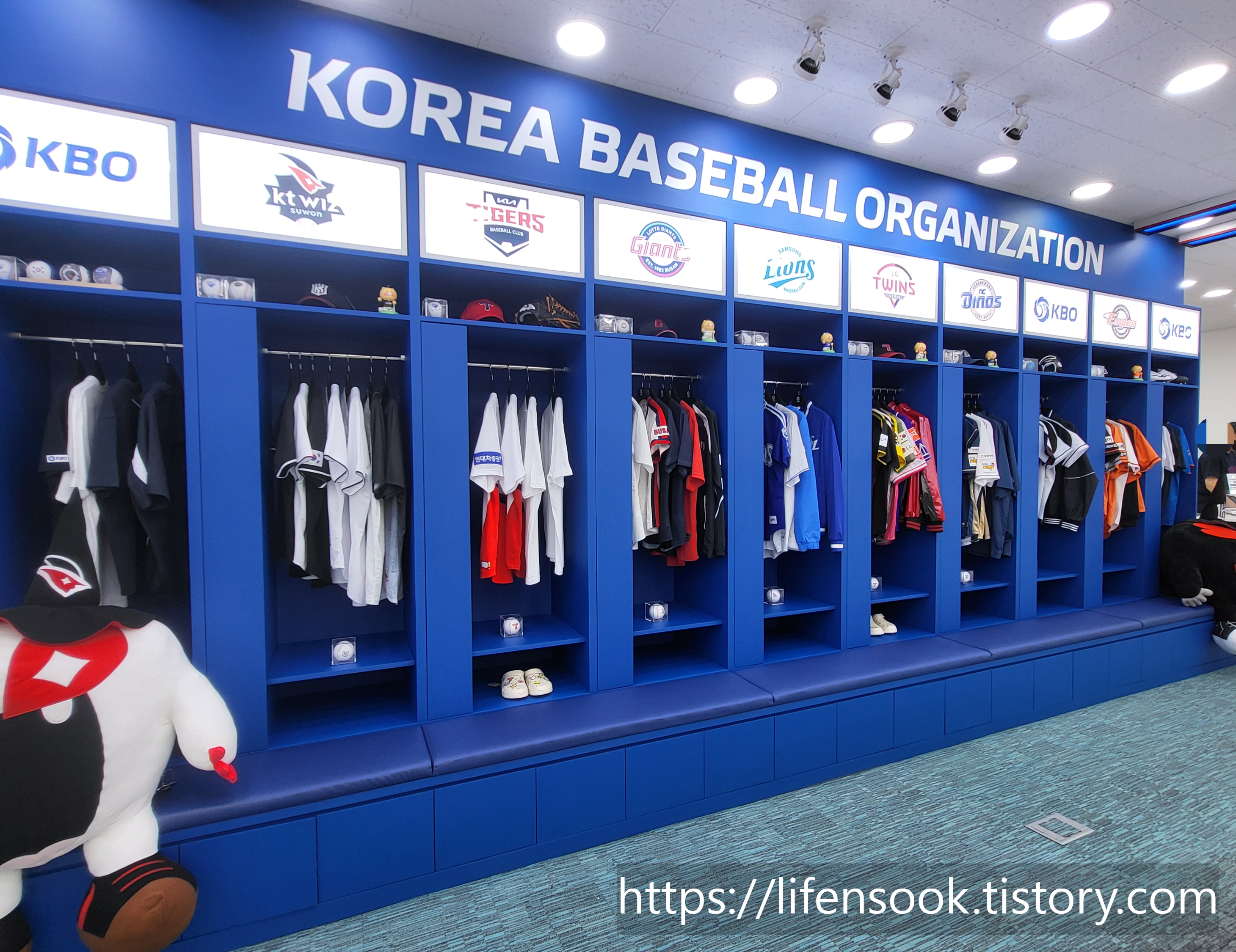 KBO 스토어 신사논현점 내부 5