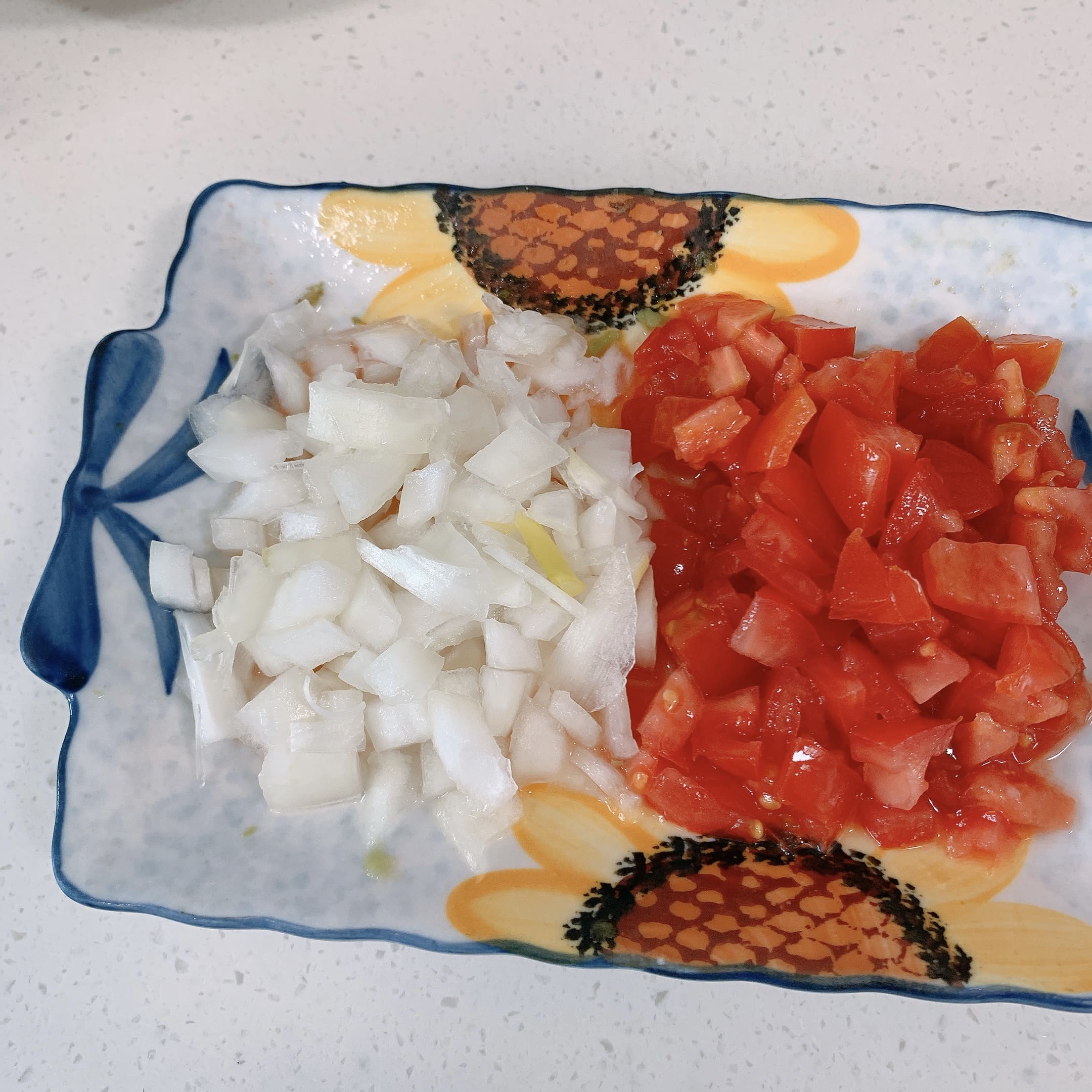 과카몰리 양파와 토마토 다져서 준비