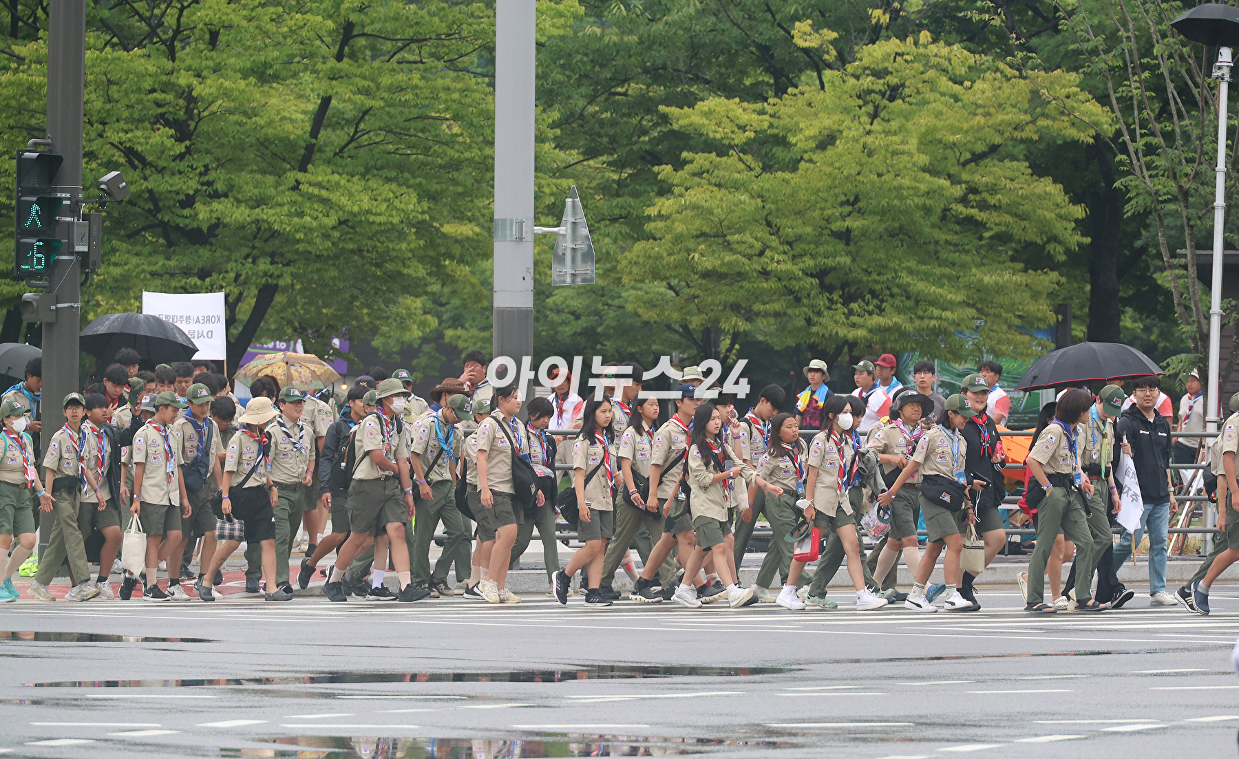 11일 오후 서울 마포구 상암동 서울월드컵경기장에 2023 새만금 세계스카우트 잼버리 폐영식에 참가하는 각국 스카우트 대원들이 도착하고 있다. [사진=사진공동취재단]