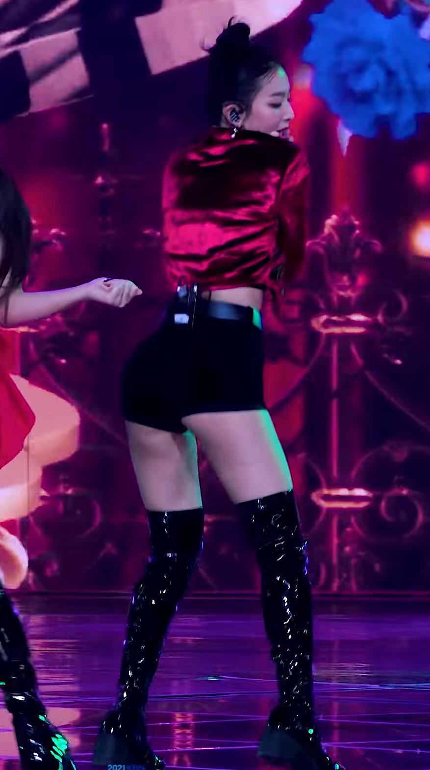 아이돌-idol-kpop-가슴-가슴골-슴골-boobs-cleavage-midriff-엉덩이-엉밑-엉밑살-butt-섹시-몸매-body-sexy-허벅지-thighs-도끼-cameltoe-nsfw-legs-cheeks-레드벨벳-redvelvet-슬기-seulgi