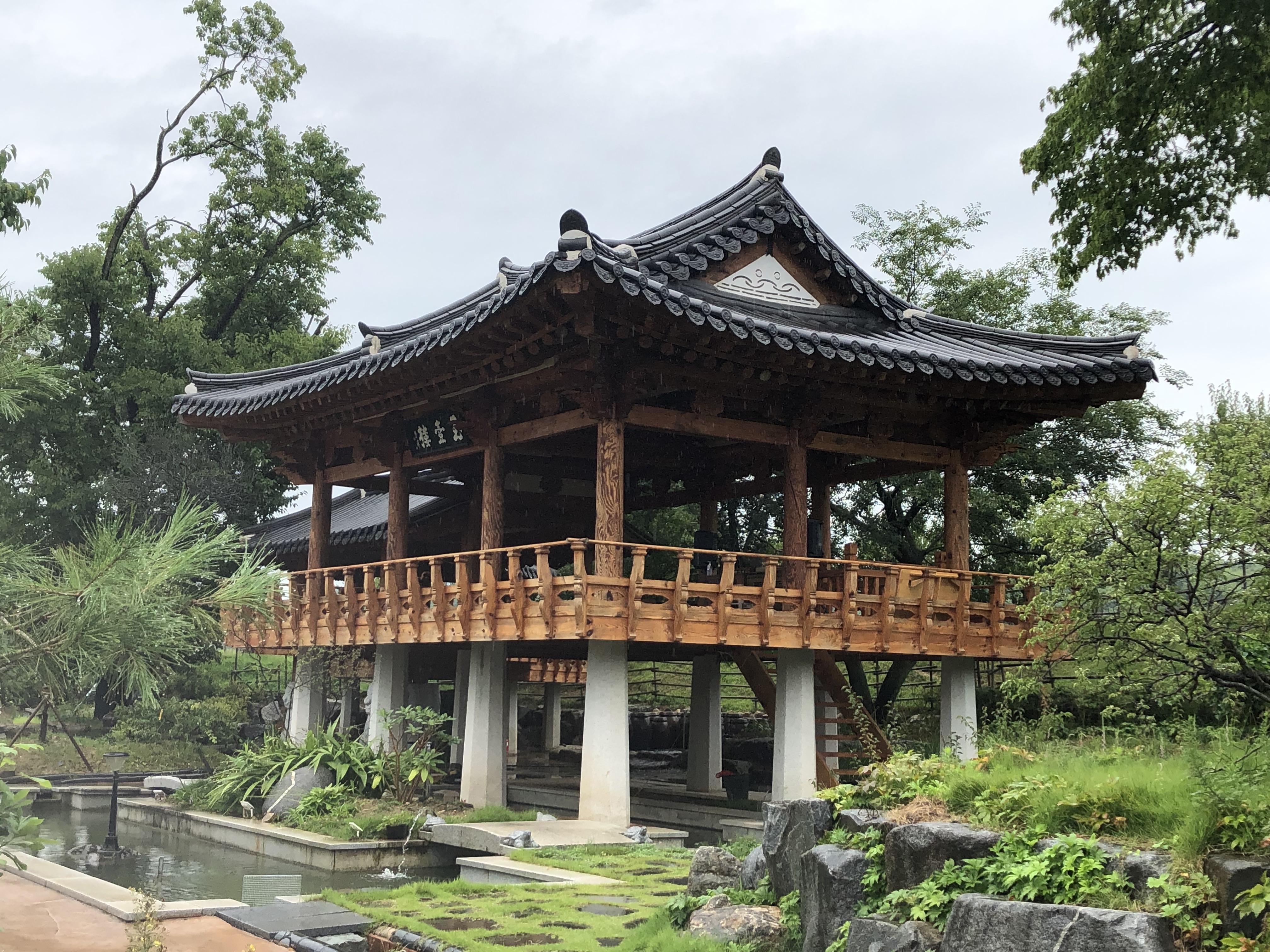  한옥의 여름 정원