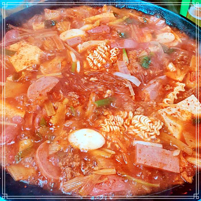  6월 21일 MBN 생생정보 마당 우리 동네 장독대 Since 1972년 전통 노포, 부대찌개 맛집 의정부, 부대찌개거리 매년 김장 2년 숙성 국산 김치, 밀키트 택배 주문, 부대 찌개, 철판 스테이크 위치