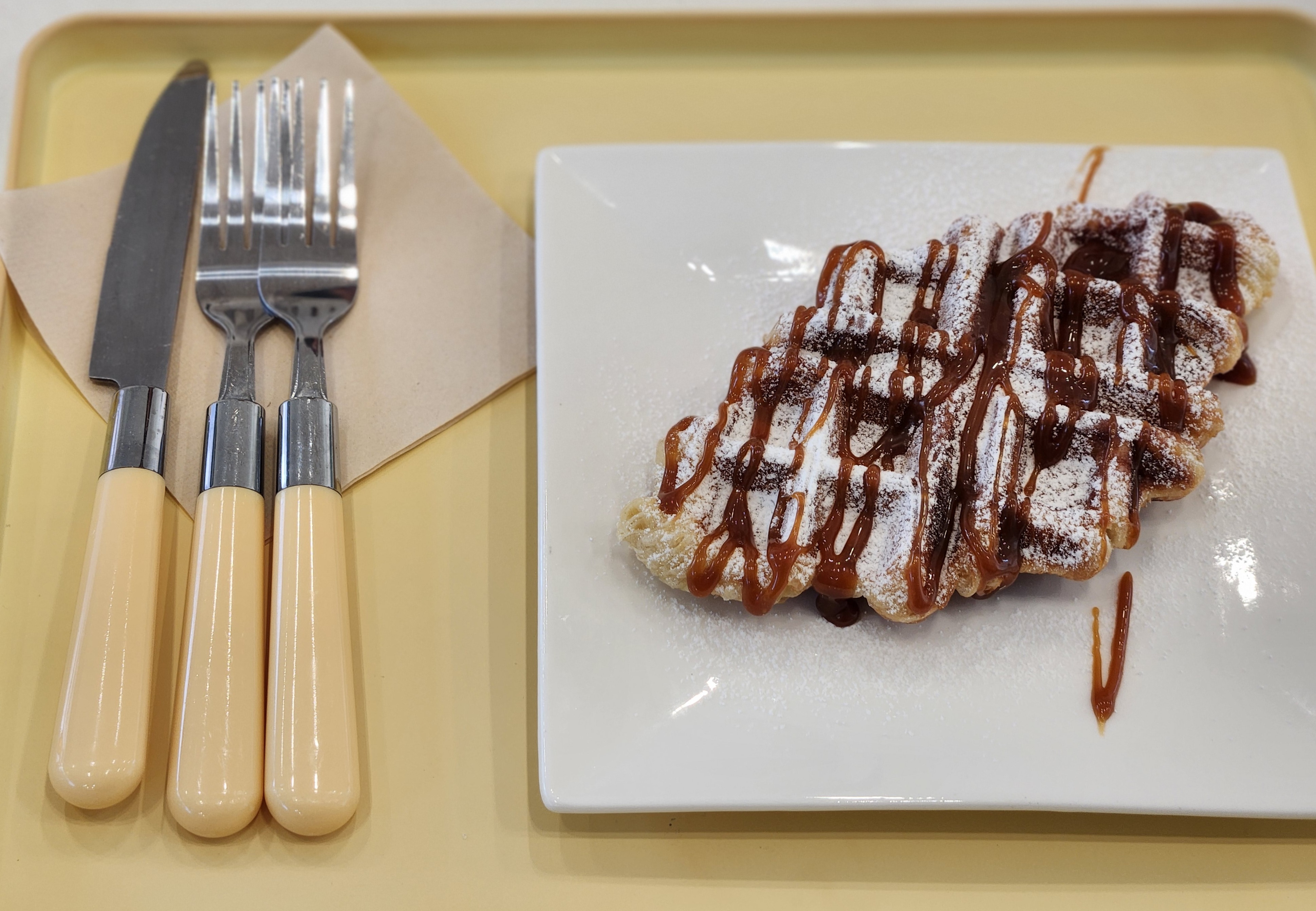 카라멜 크로플과 커트러리