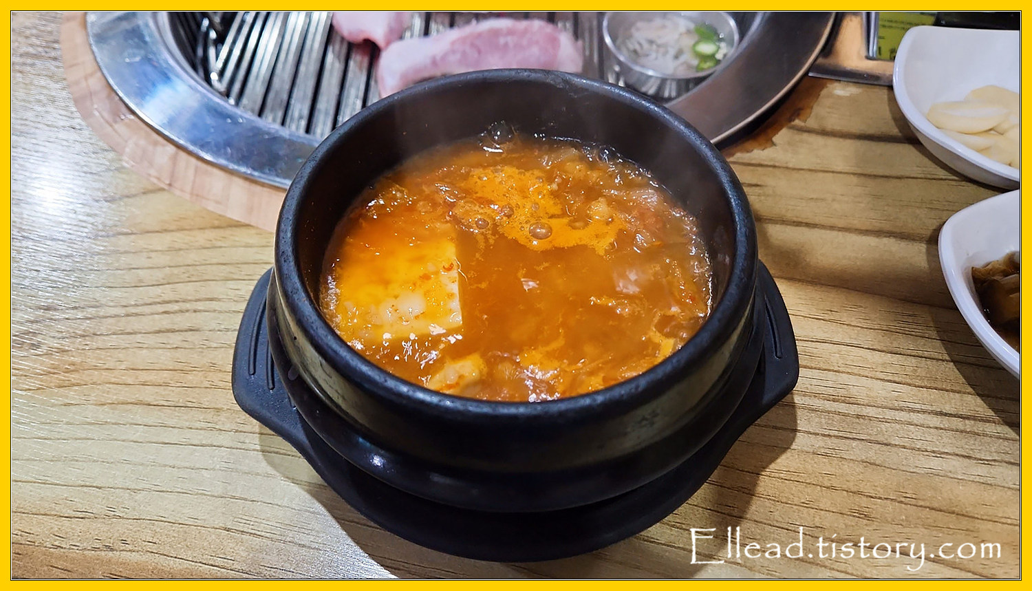 찌개&#44; 김치가 들어간 시원한 맛이다.