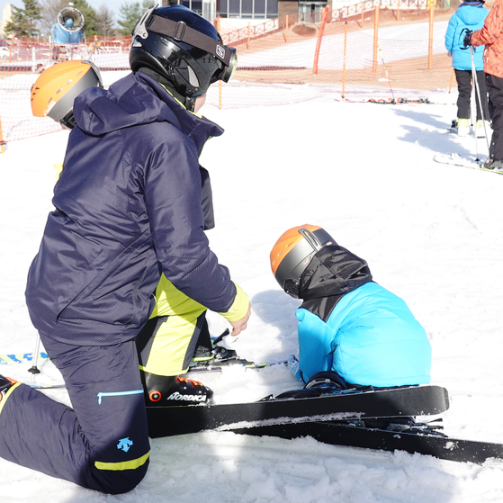 재미있게 스키를 배우고 있는 아이들 2
