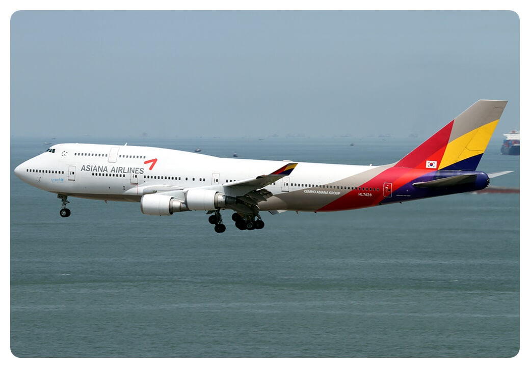 아시아나항공-보잉-B747-400-비행기-흐린-하늘-비행중