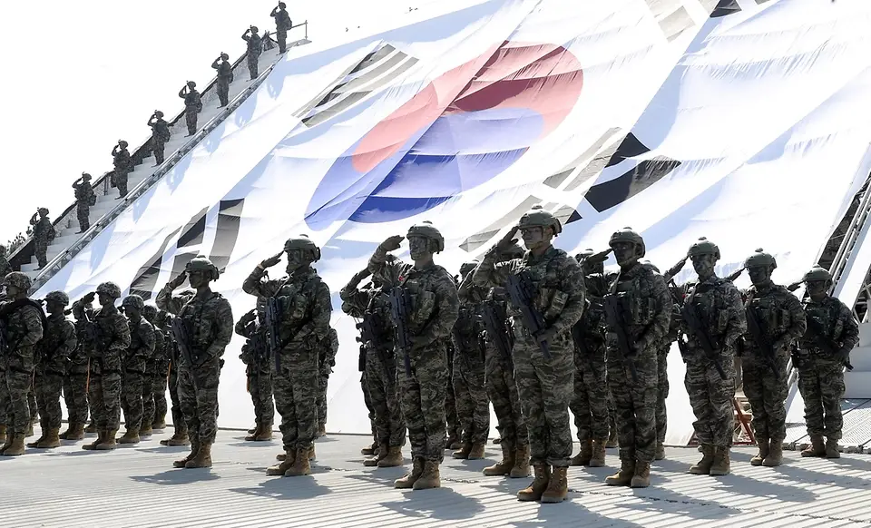 대형 태극기 앞의 대한민국 국군