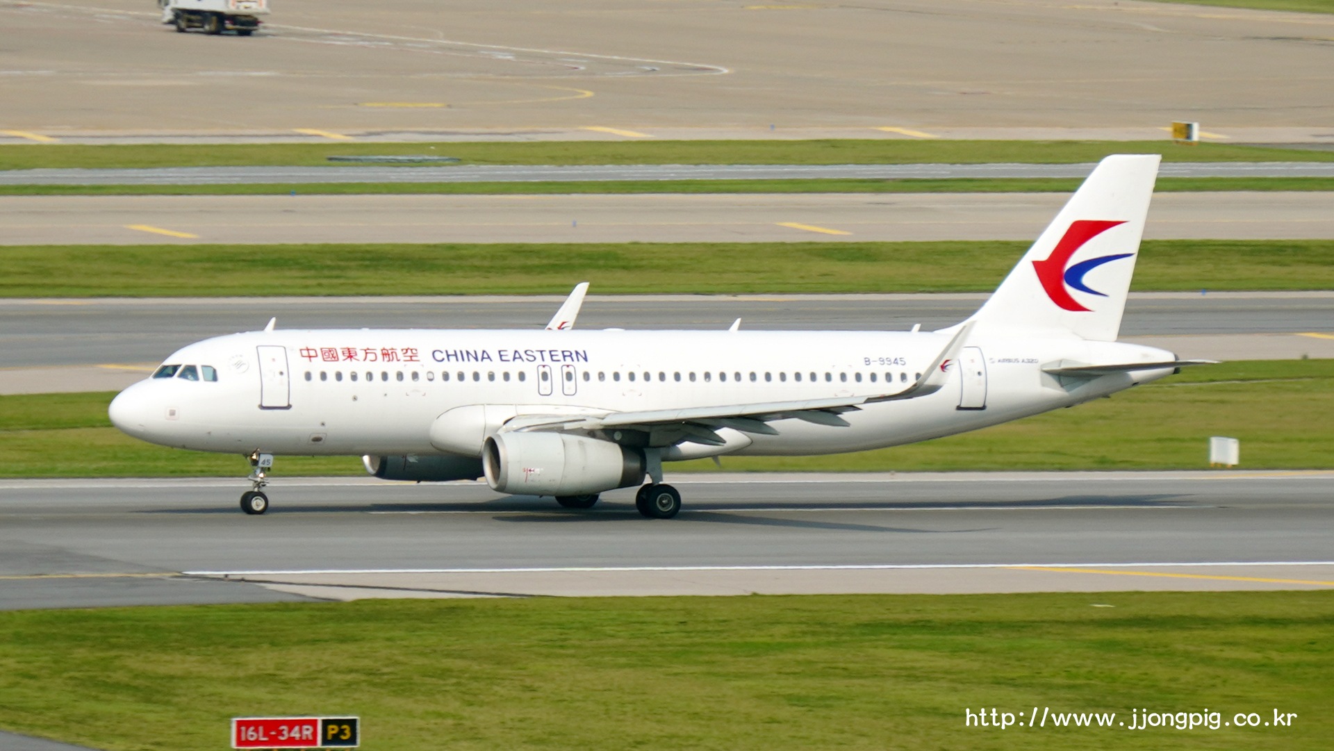 China Eastern Airlines B-9945 Airbus A320-200
