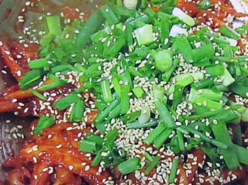 2월 제철 반찬 : 새콤달콤 더덕무침 맛있게 만드는 법 4. 쪽파와 통깨 넣고 버무리기