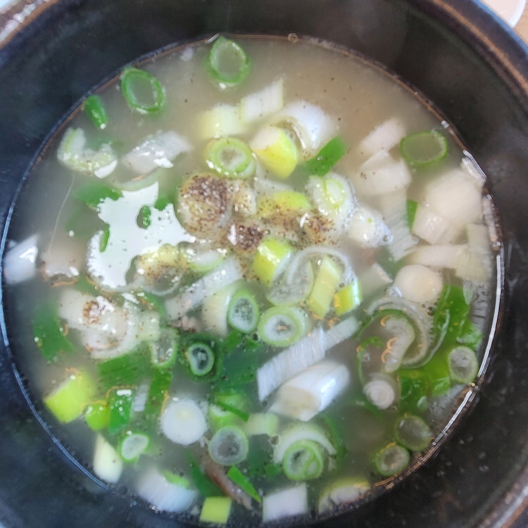 소머리국밥이_뚝배기에_담겨있는_장면