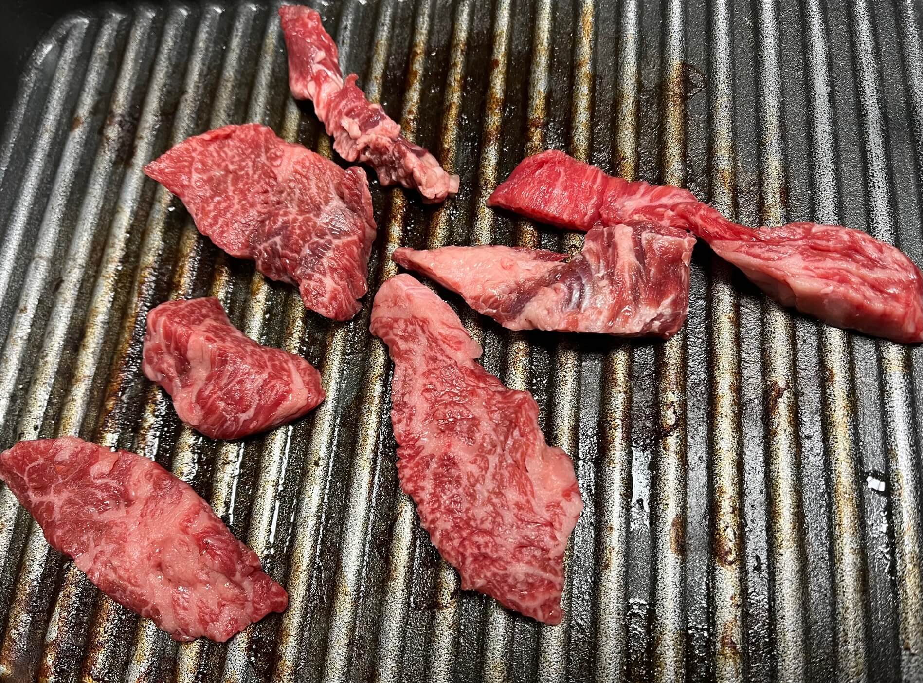 특상모듬을 다 먹어치우고, 갈비살로 굽기 들어가는 사진