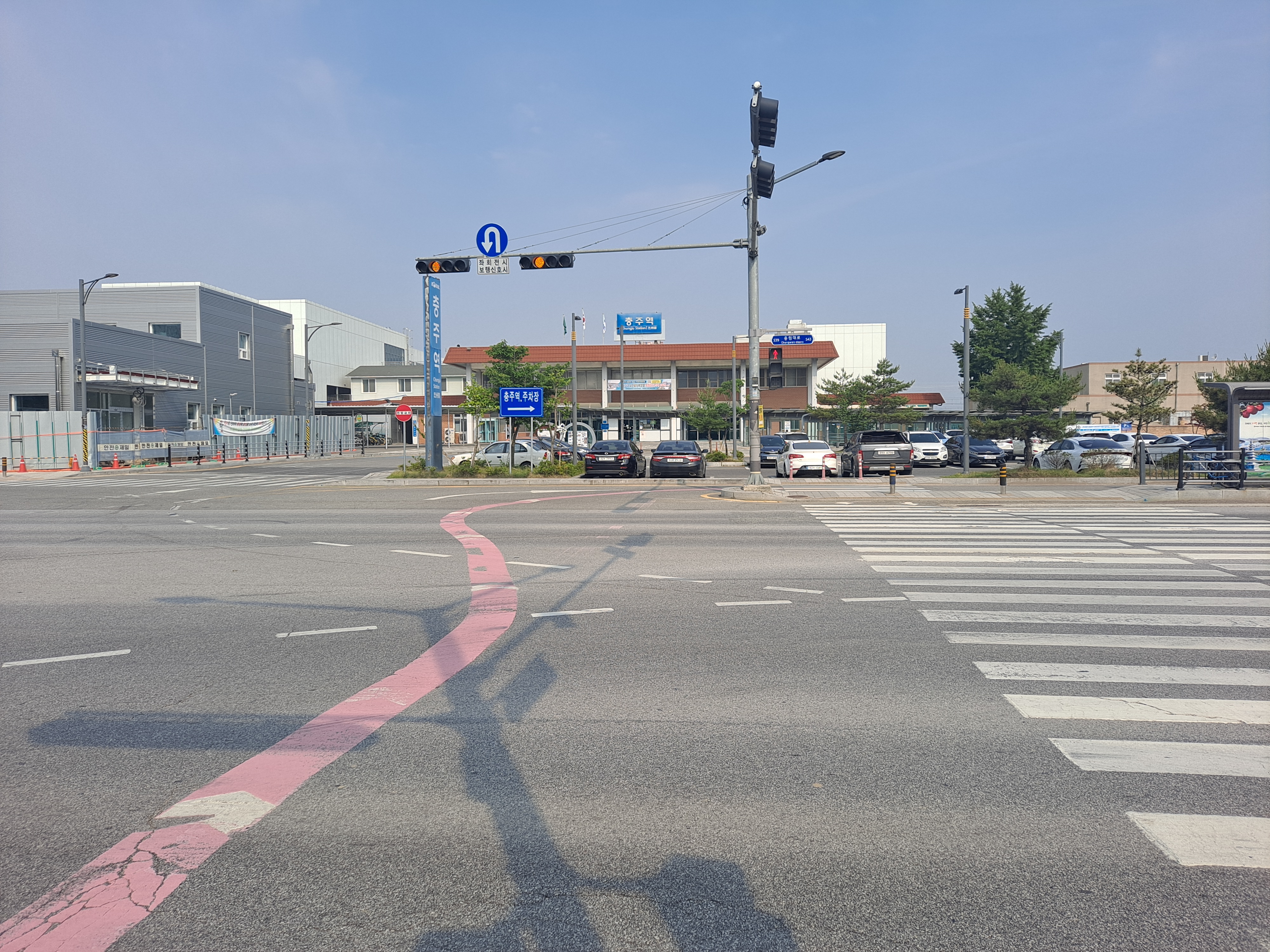  사과향기가 반기는 충주역