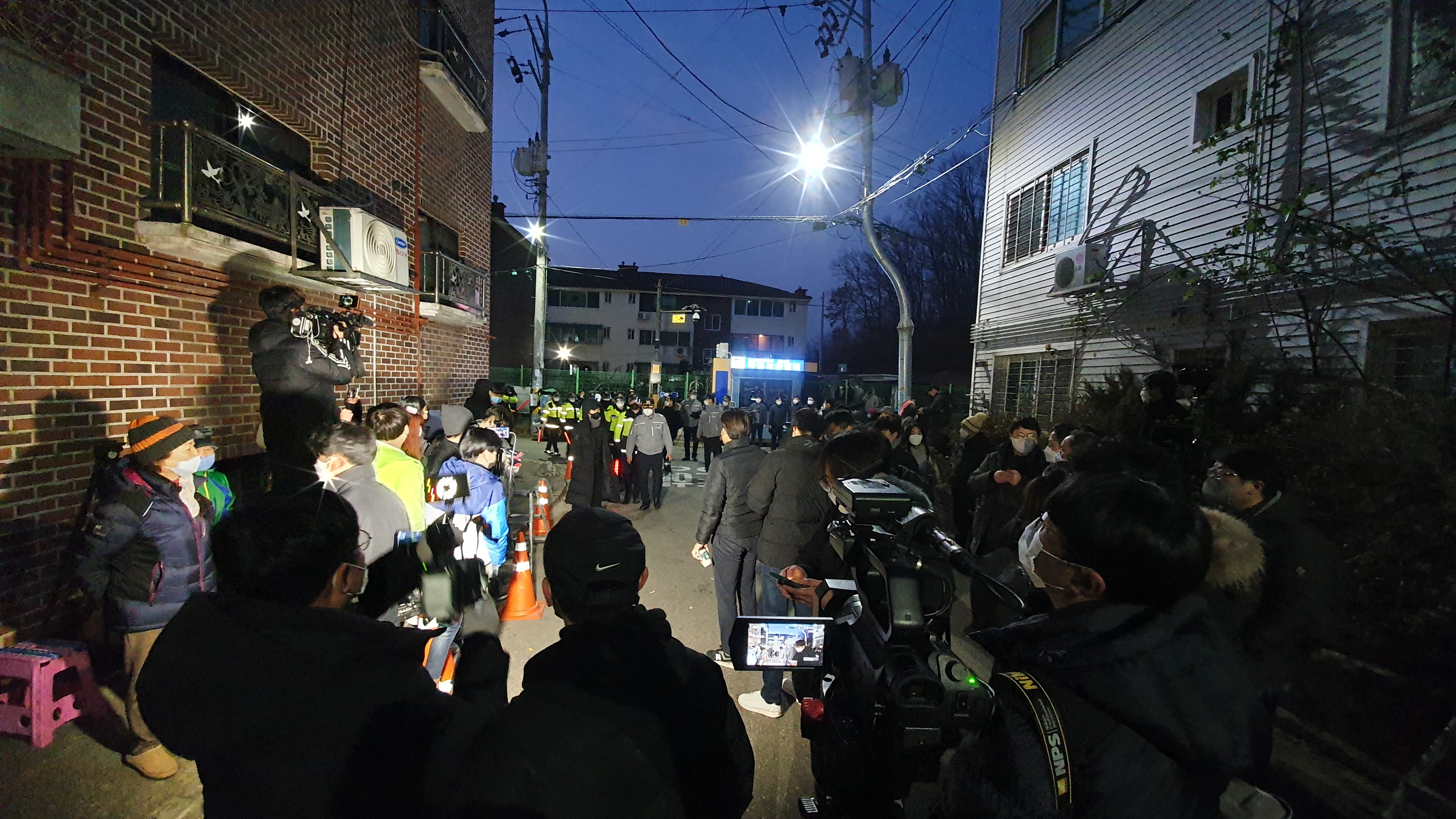  조두순 출소 !! 12년형 마치고 관용차로 자택으로 이동 !!