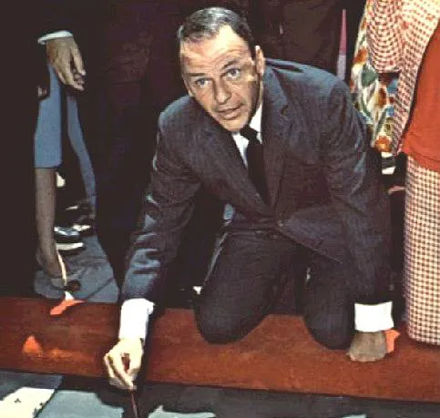 1965년 핸드프린팅 행사중인 프랭크 시나트라