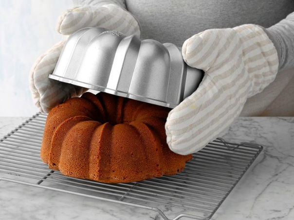  Bundt 팬에서 케이크를 꺼내는 방법은 다음과 같습니다.