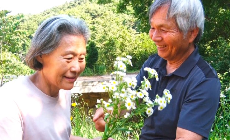 송학운-김옥경씨가-꽃을-들고있다