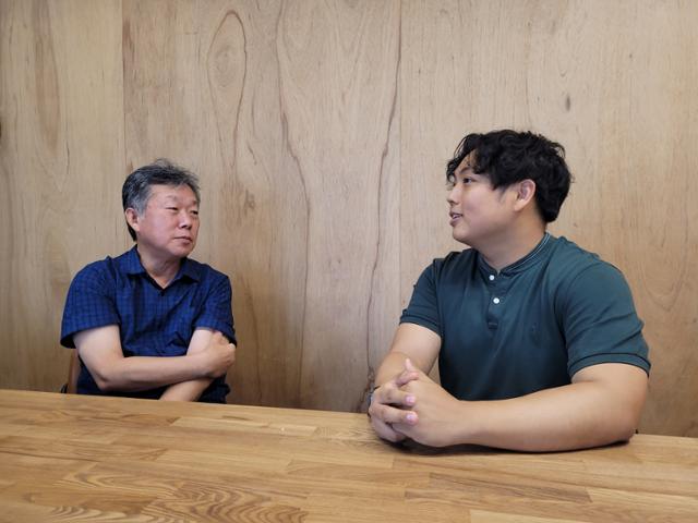 김선률(오른쪽) 기후변화 청년단체 긱(GEYK) 부대표와 박병상 60+기후행동 공동대표가 지난달 28일 서울 성동구 헤이그라운드에서 한국일보와 인터뷰하고 있다. 신혜정 기자