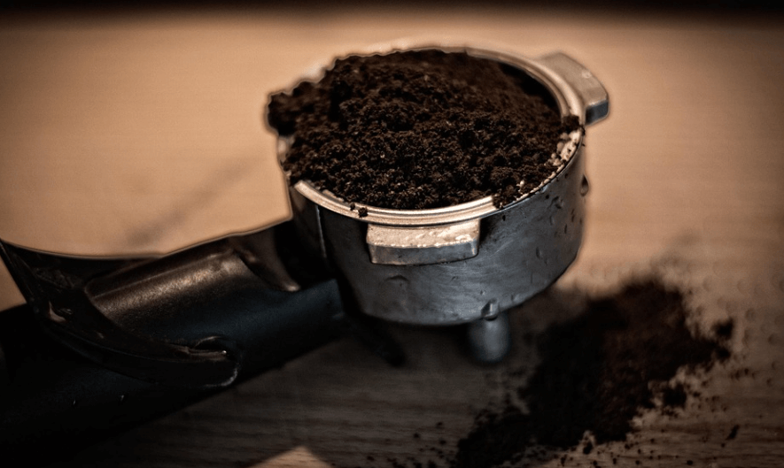 커피 찌꺼기 활용법으로 셀룰라이트 제거를 할 수 있다