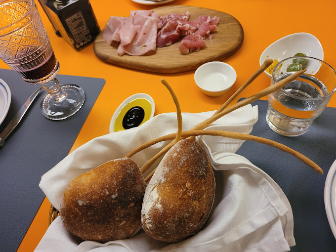 용산 후암동 '홍철책방' (노홍철 카페)