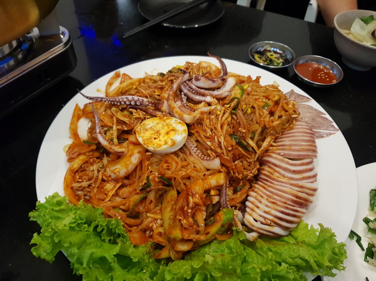 호치민 7군 한국 술집 낭만 사이공(Romantic Saigon) - 통오징어쫄면