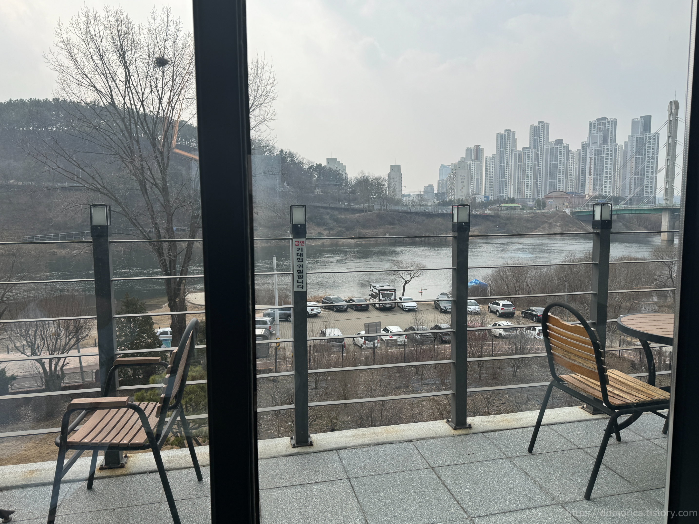세모 카페 야외 테라스 사진