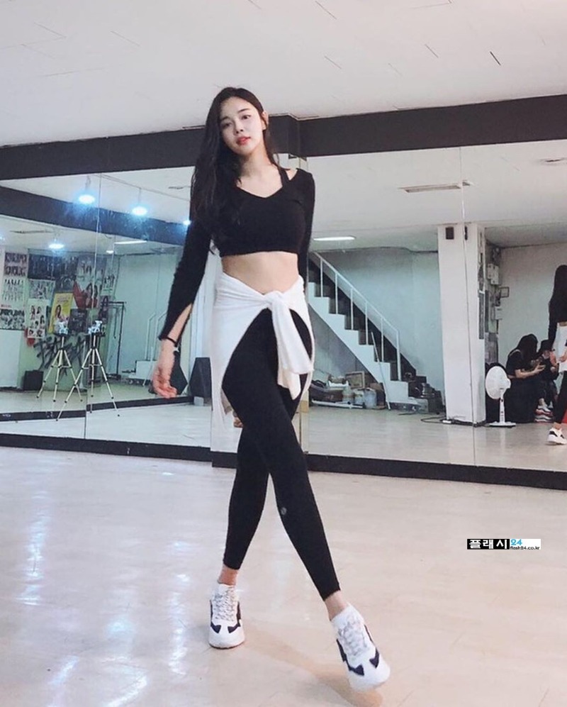  몸매로 승부보는 트로트가수 조정민
