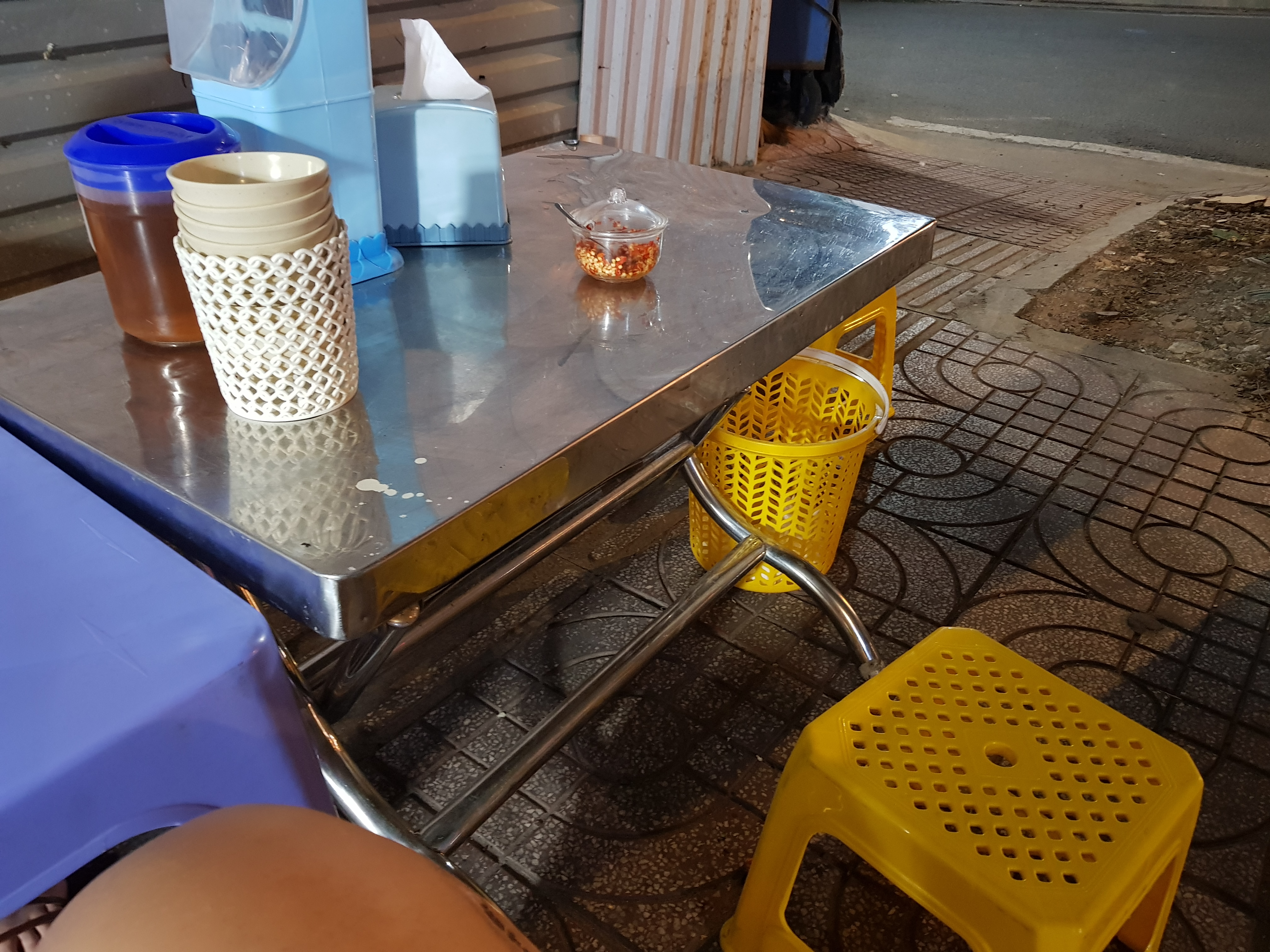 호치민 빈탄군 사이공 펄 단지 근처 로컬 음식 BANH CUON 길거리 노점 - 테이블 세팅