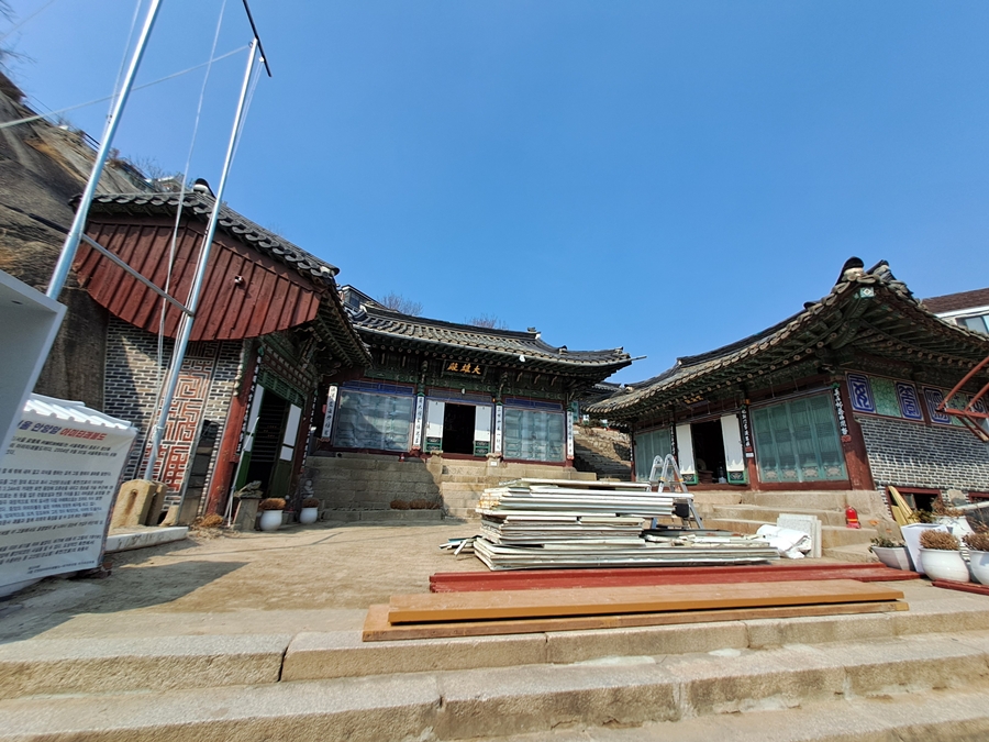 내부공사중인-안양암