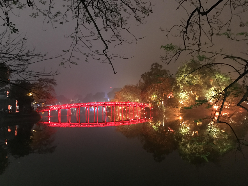 하노이의 야경2-응옥 썬 사당의 다리도 붉은빛