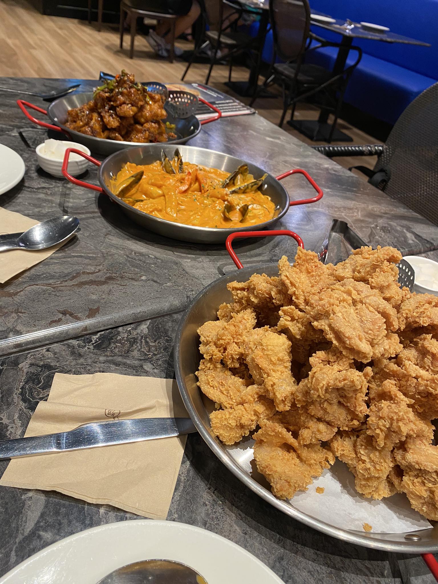 마닐라 BGC 맛집 - 비비큐 (BBQ) 치킨 - 황금 후라이드&#44; 로제 떡볶이&#44; 강남스타일 치킨