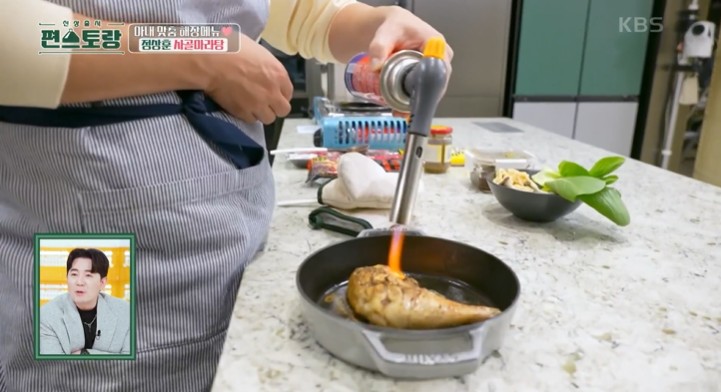 오븐에서-구워낸-닭다리를-토치로-불맛을-낸다