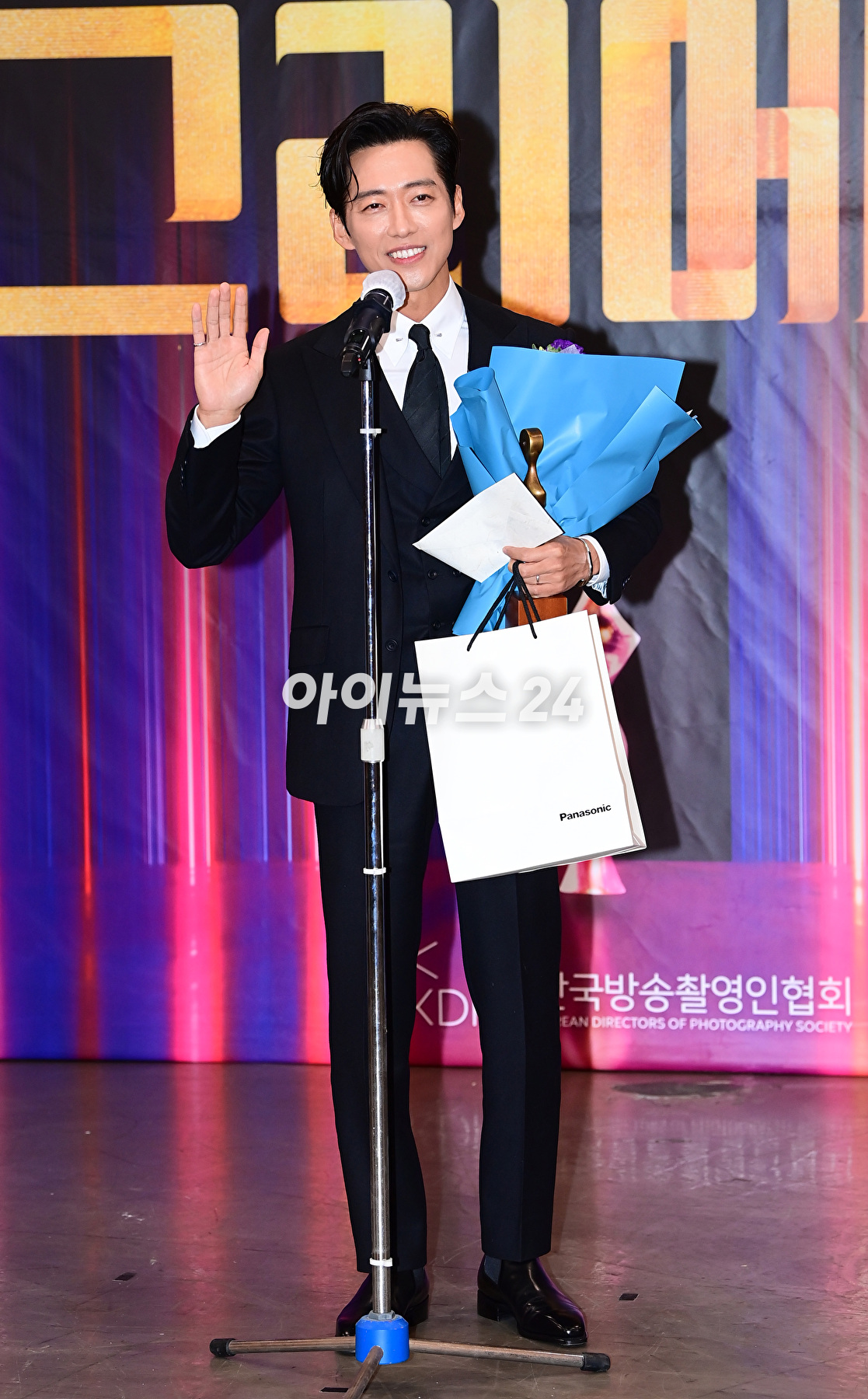 배우 남궁민이 22일 오후 서울 마포구 MBC 사옥에서 열린 &#39;2023 그리메상&#39; 시상식에서 남자 최우수 연기자상 수상자로 참석하고 있다. [사진=정소희 기자]