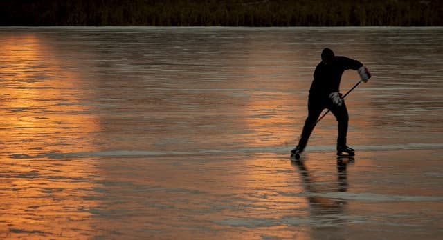 브룸볼(Broomball): 얼음 위에서 펼쳐지는 짜릿한 스포츠