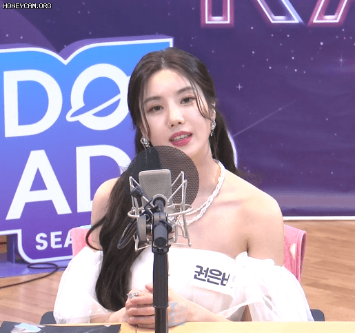  권은비 아이돌라디오 직캠 움짤 gif